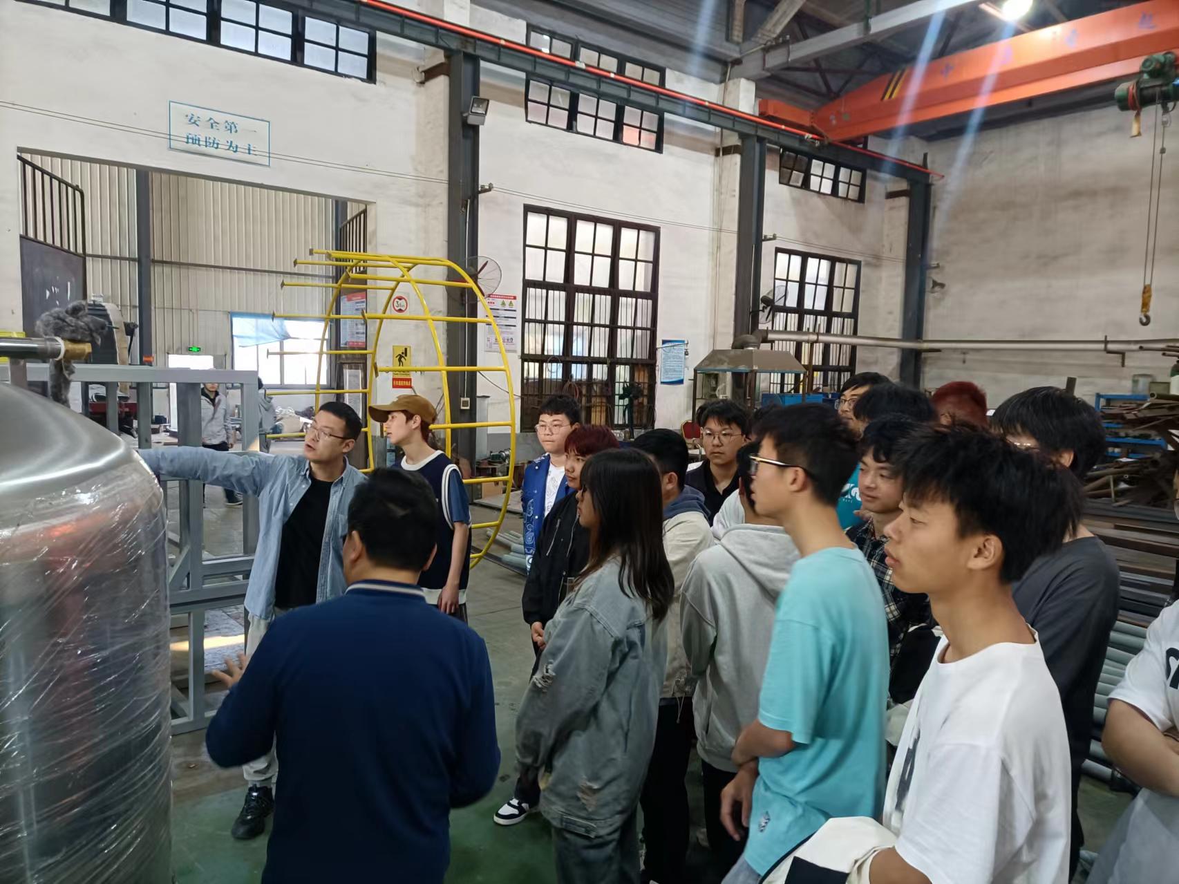 湖南工程学院近200名学生来JY.COM认知实习